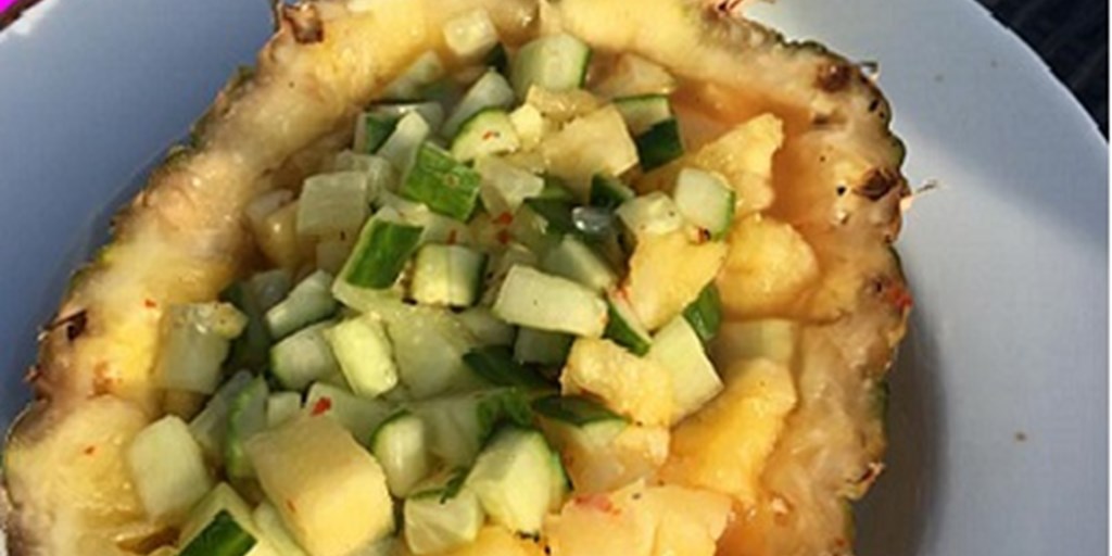 Gevulde frisse ananas voor bij de BBQ